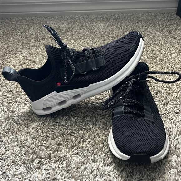 On Running Women’s Sneakers - Picture 2 of 5